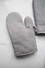 Load image into Gallery viewer, Simple Stripe Oven Mitt