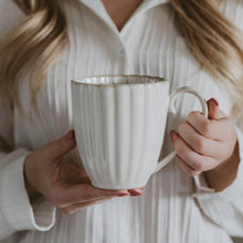 Load image into Gallery viewer, Scallop 20 oz Figural Coffee Mug