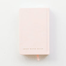 Load image into Gallery viewer, Mom&#39;s One Line A Day Leather Journal
